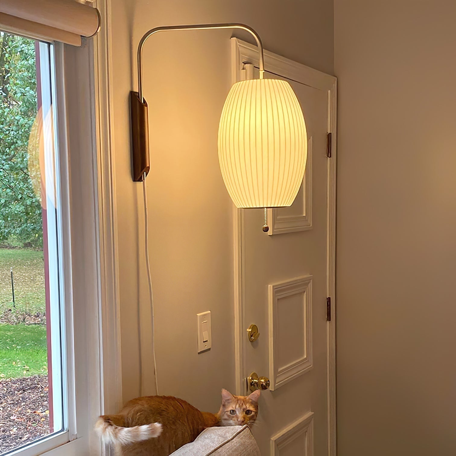 Moderne vegglampe med elegant design, polymer og stål, diffust lys, perfekt for soverom og oppholdsrom.