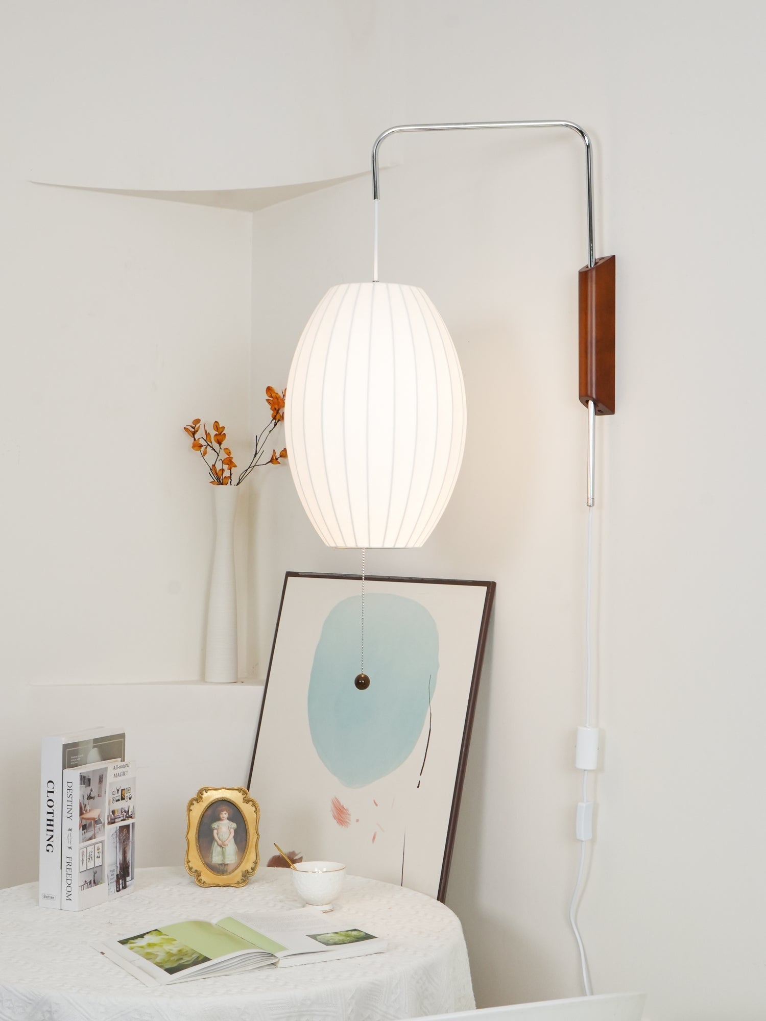 Moderne vegglampe med elegant design, polymer og stål, diffust lys, perfekt for soverom og oppholdsrom.
