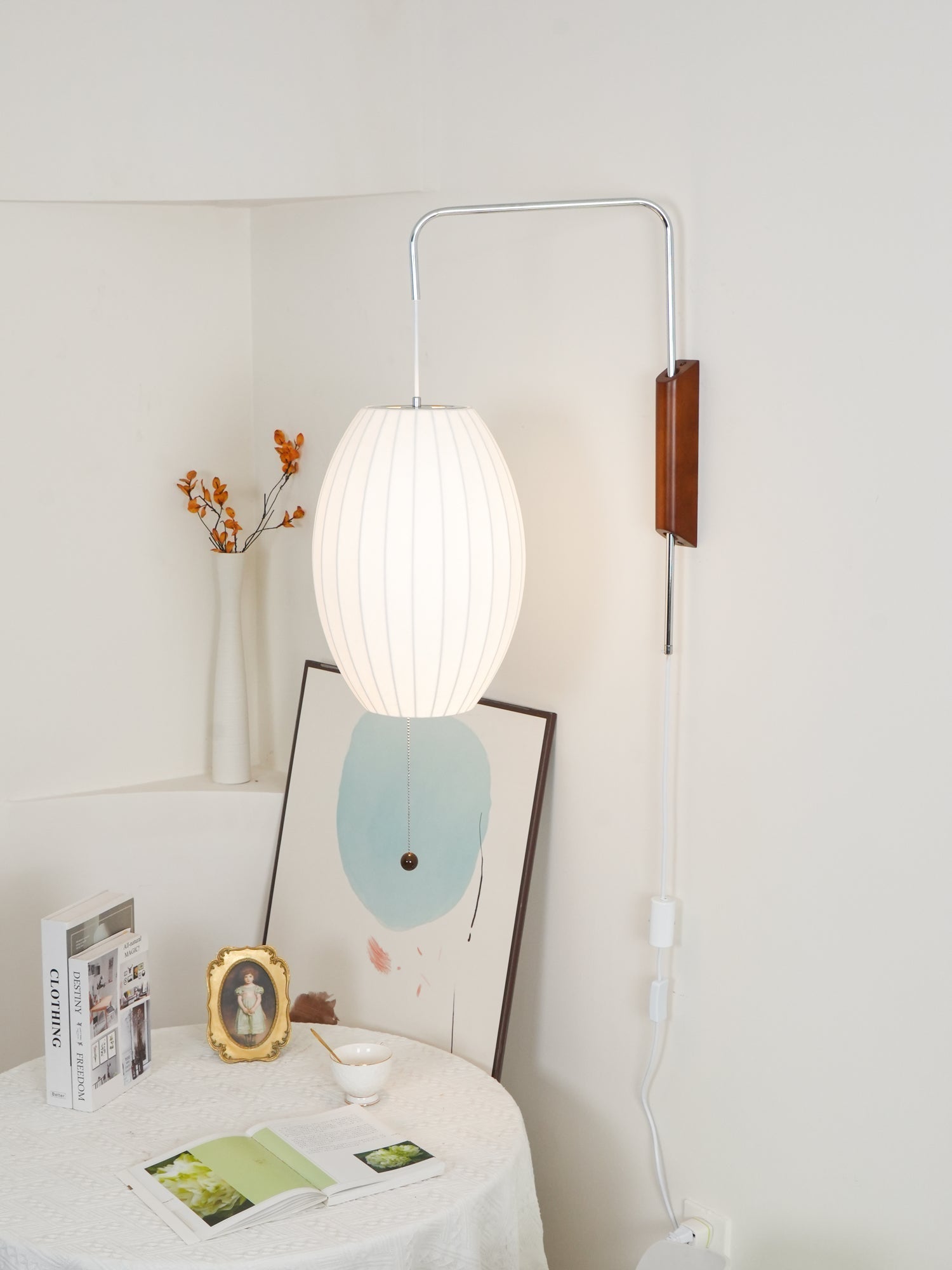 Moderne vegglampe med elegant design, polymer og stål, diffust lys, perfekt for soverom og oppholdsrom.