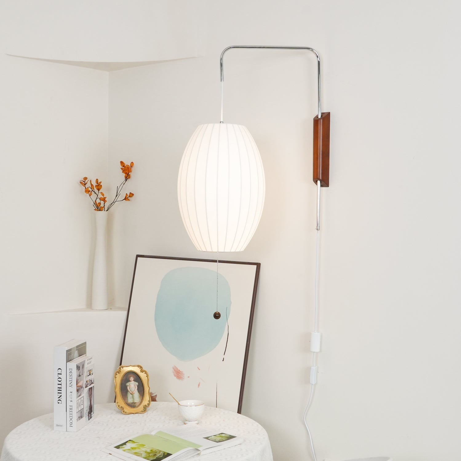 Moderne vegglampe med elegant design, polymer og stål, diffust lys, perfekt for soverom og oppholdsrom.