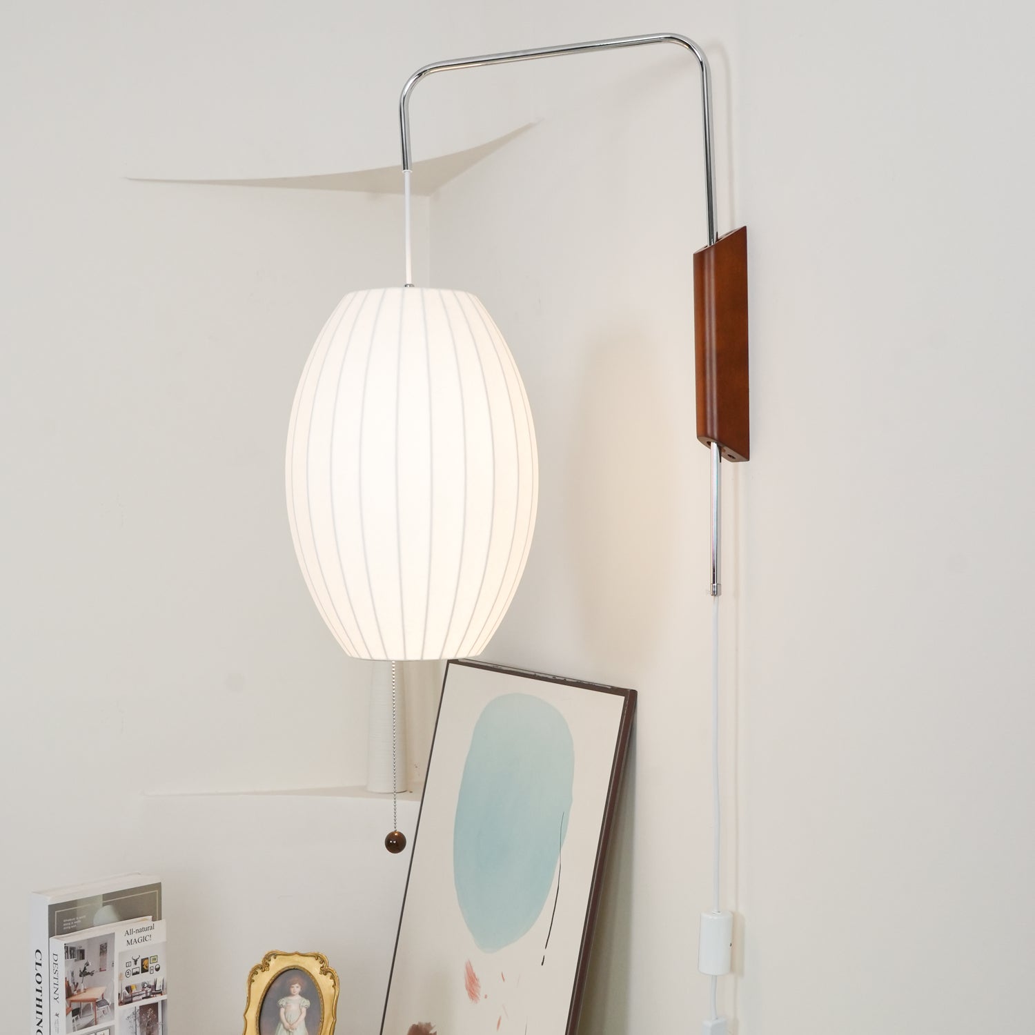 Moderne vegglampe med elegant design, polymer og stål, diffust lys, perfekt for soverom og oppholdsrom.