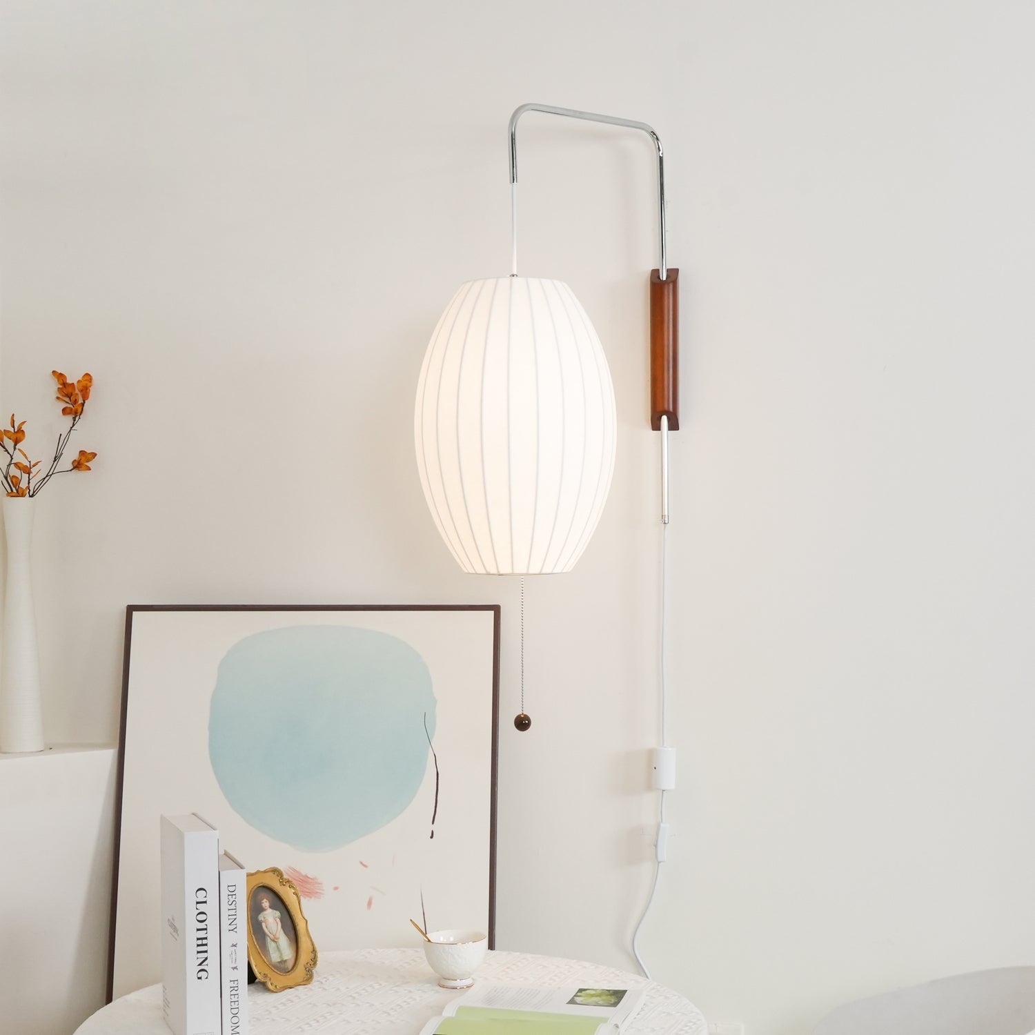 Moderne vegglampe med elegant design, polymer og stål, diffust lys, perfekt for soverom og oppholdsrom.