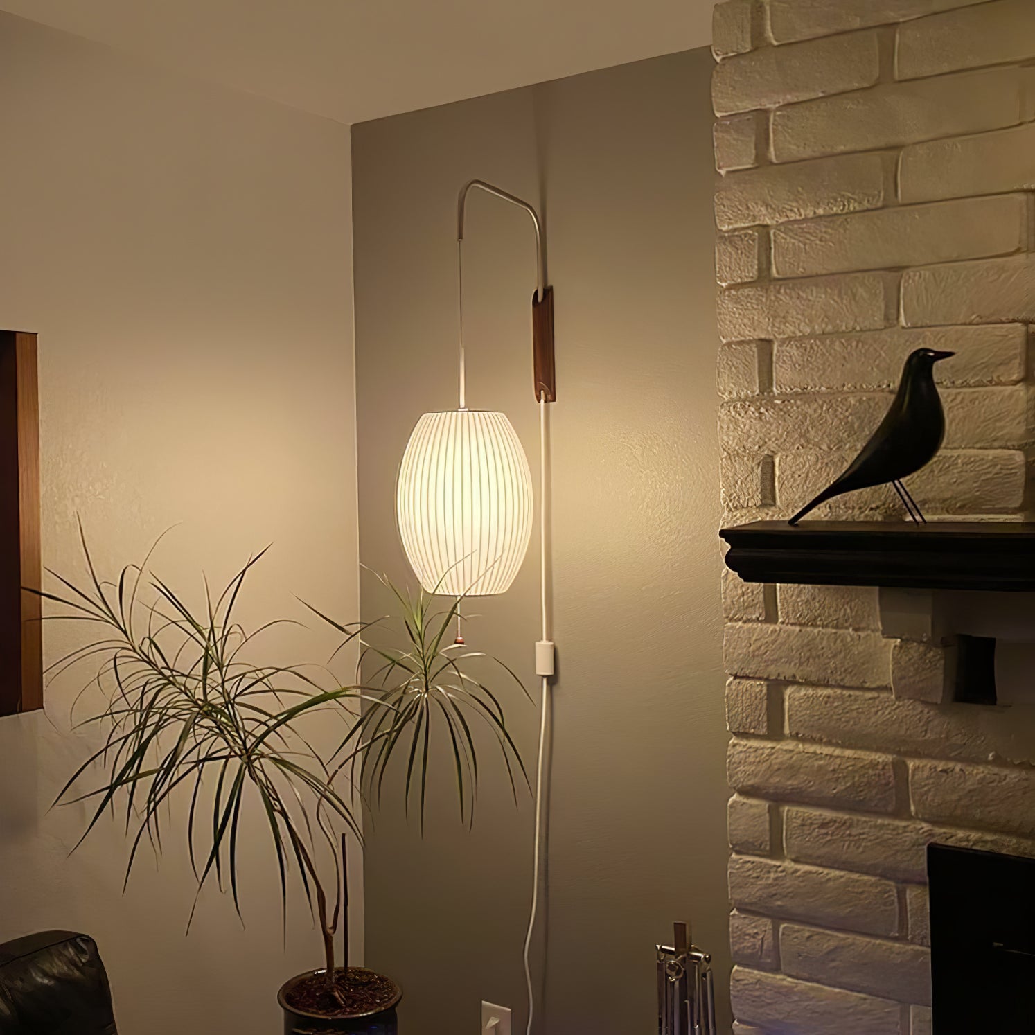 Moderne vegglampe med elegant design, polymer og stål, diffust lys, perfekt for soverom og oppholdsrom.