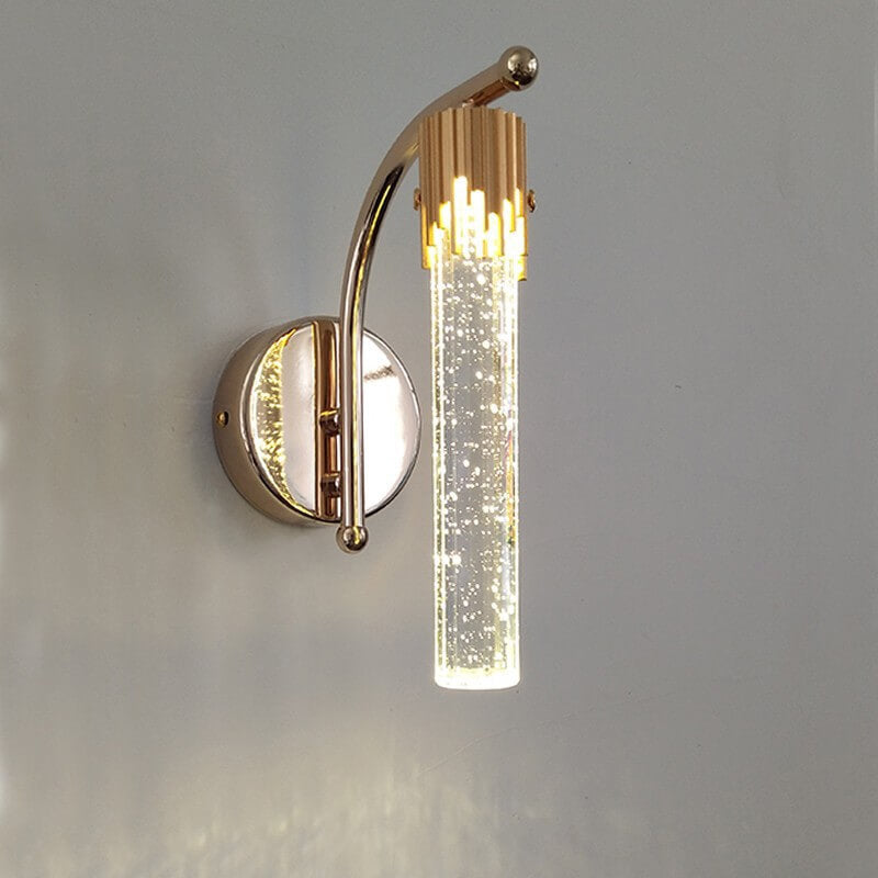 Stilren vegglampe i moderne design med glitrende krystall. Ideell for dekorativ og funksjonell belysning.