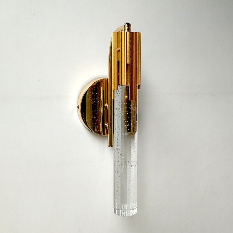 Nærbilde av elegant vegglampe med skinnende krystalldetaljer. Moderne design for sofistikert belysning.