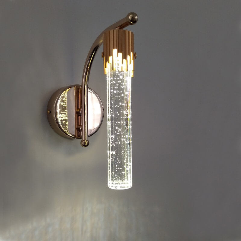 Stilren vegglampe med krystall. Moderne LED-belysning som passer perfekt inn i et elegant hjem.