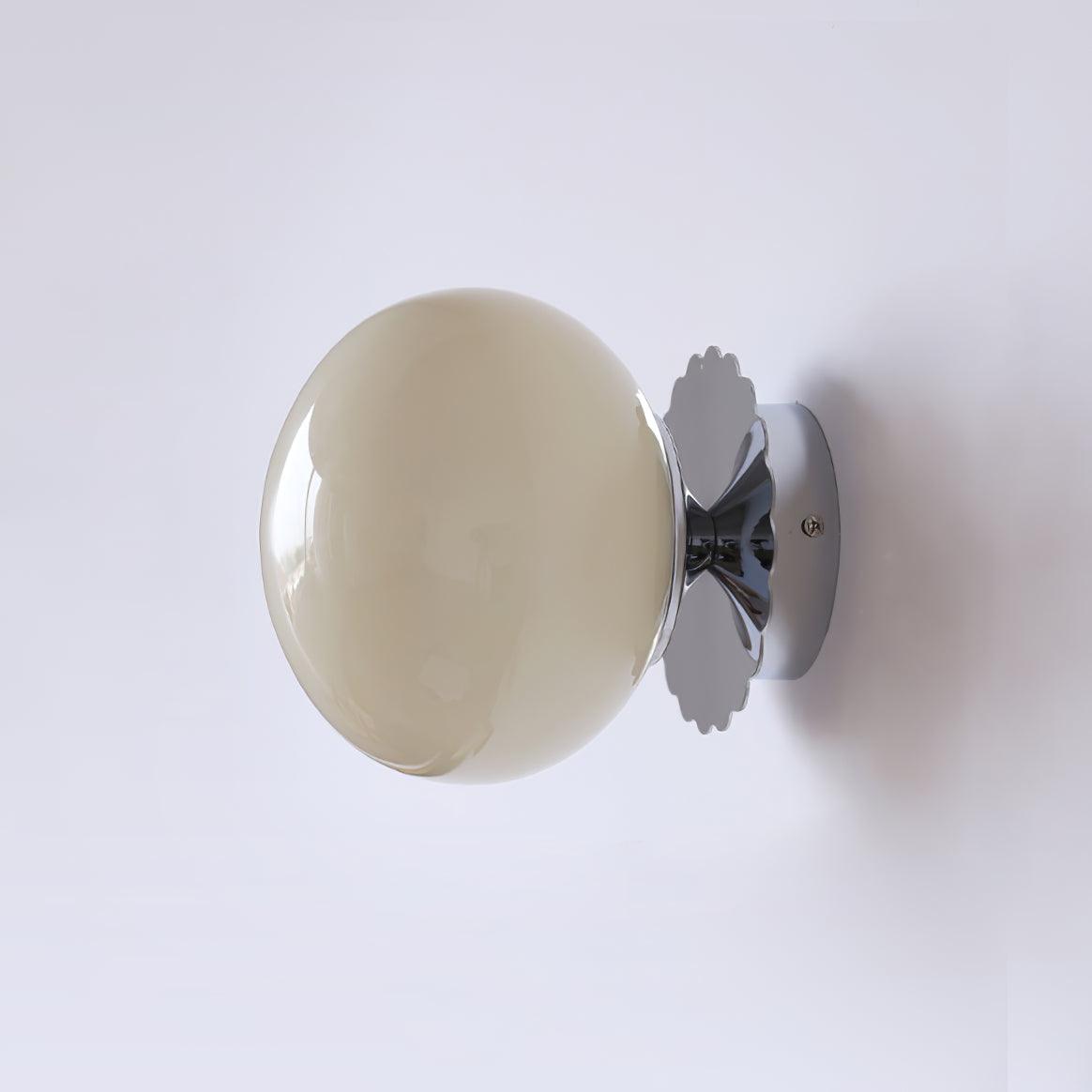 "Moderne vegglampe med rosa glasskjerm og metallramme, gir elegant stil til hjemmet ditt. Perfekt for stue eller soverom."