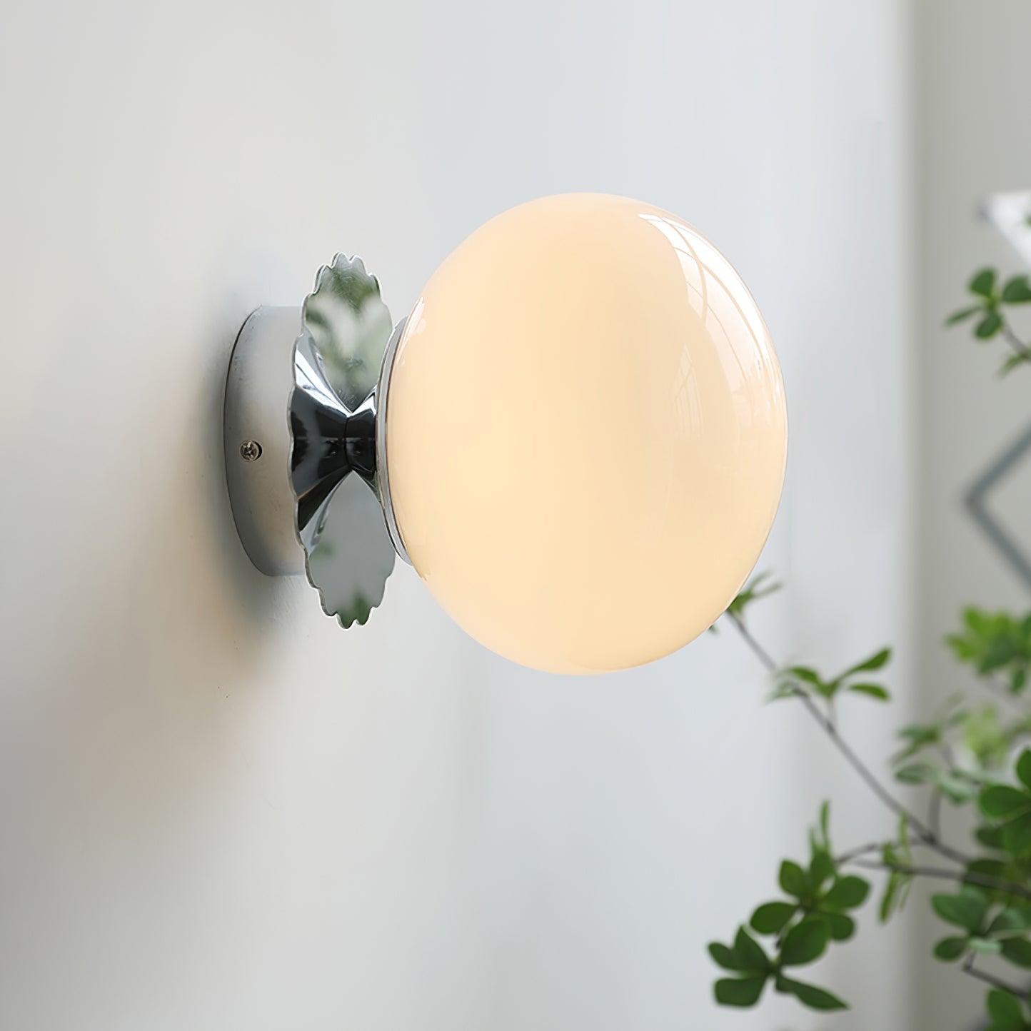 "Moderne vegglampe med rosa glasskjerm og metallramme, gir elegant stil til hjemmet ditt. Perfekt for stue eller soverom."