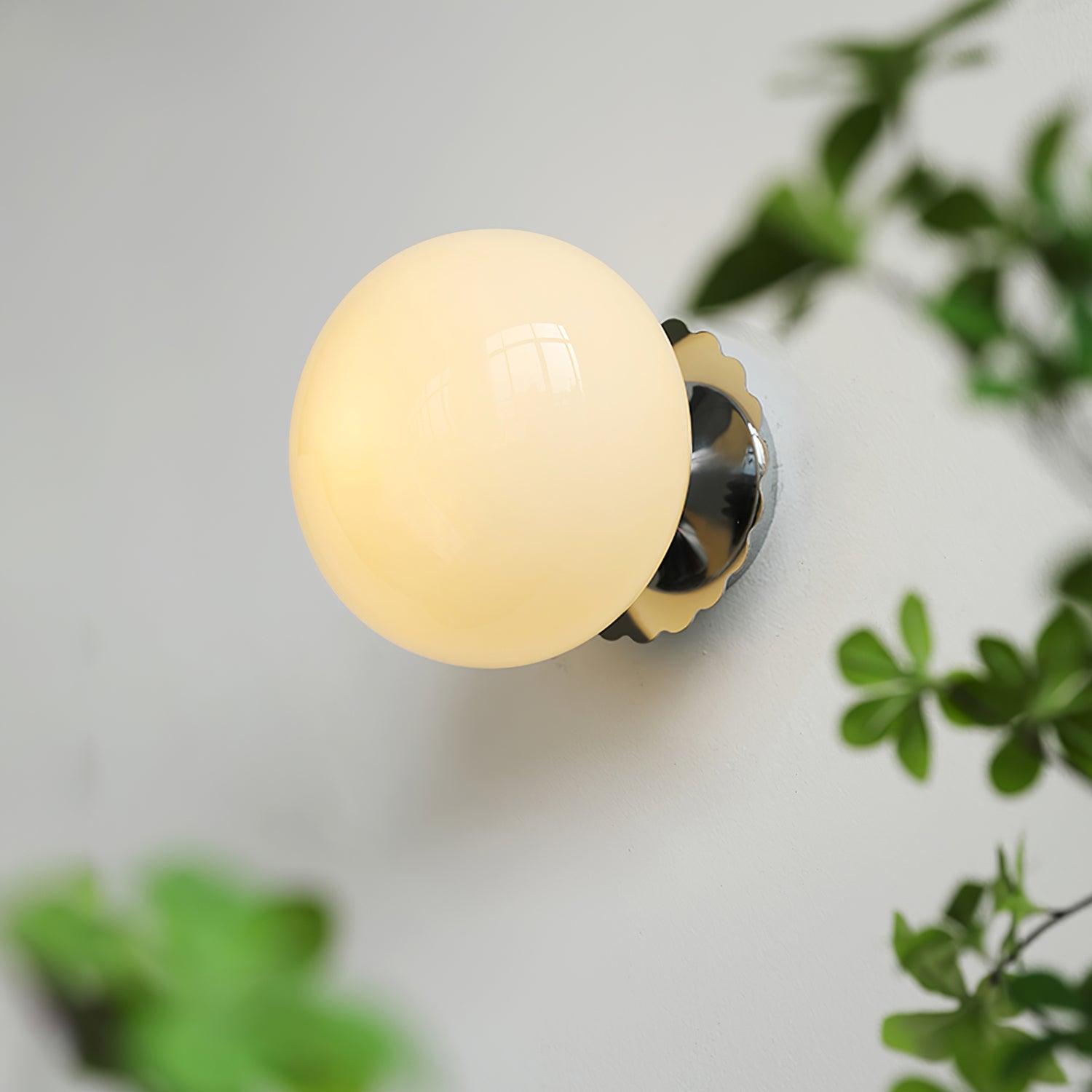 "Moderne vegglampe med rosa glasskjerm og metallramme, gir elegant stil til hjemmet ditt. Perfekt for stue eller soverom."