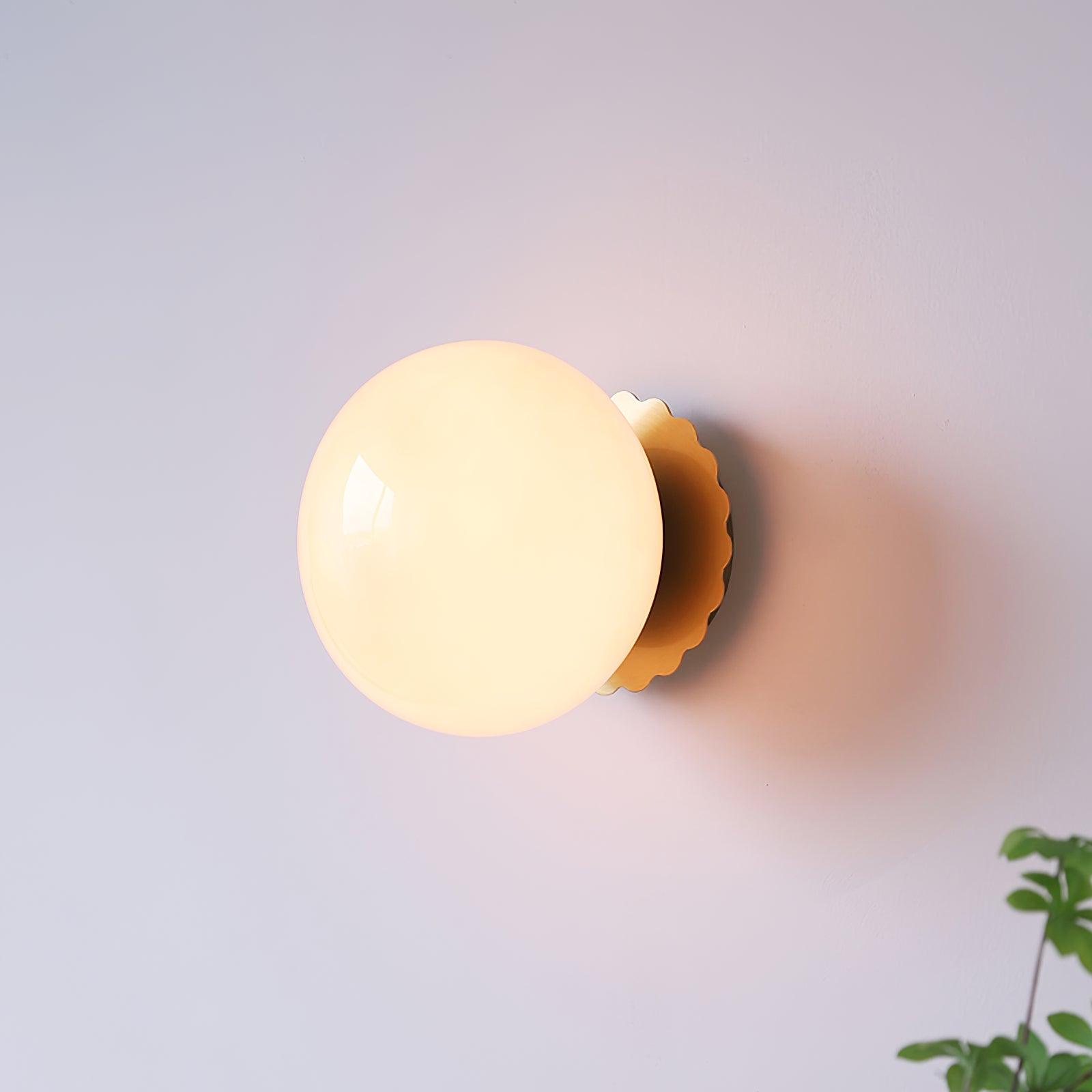 "Moderne vegglampe med rosa glasskjerm og metallramme, gir elegant stil til hjemmet ditt. Perfekt for stue eller soverom."