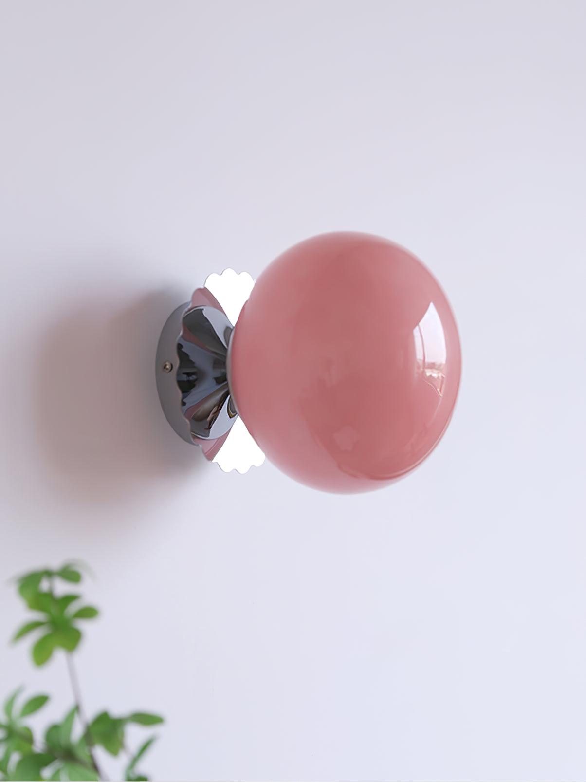 "Moderne vegglampe med rosa glasskjerm og metallramme, gir elegant stil til hjemmet ditt. Perfekt for stue eller soverom."