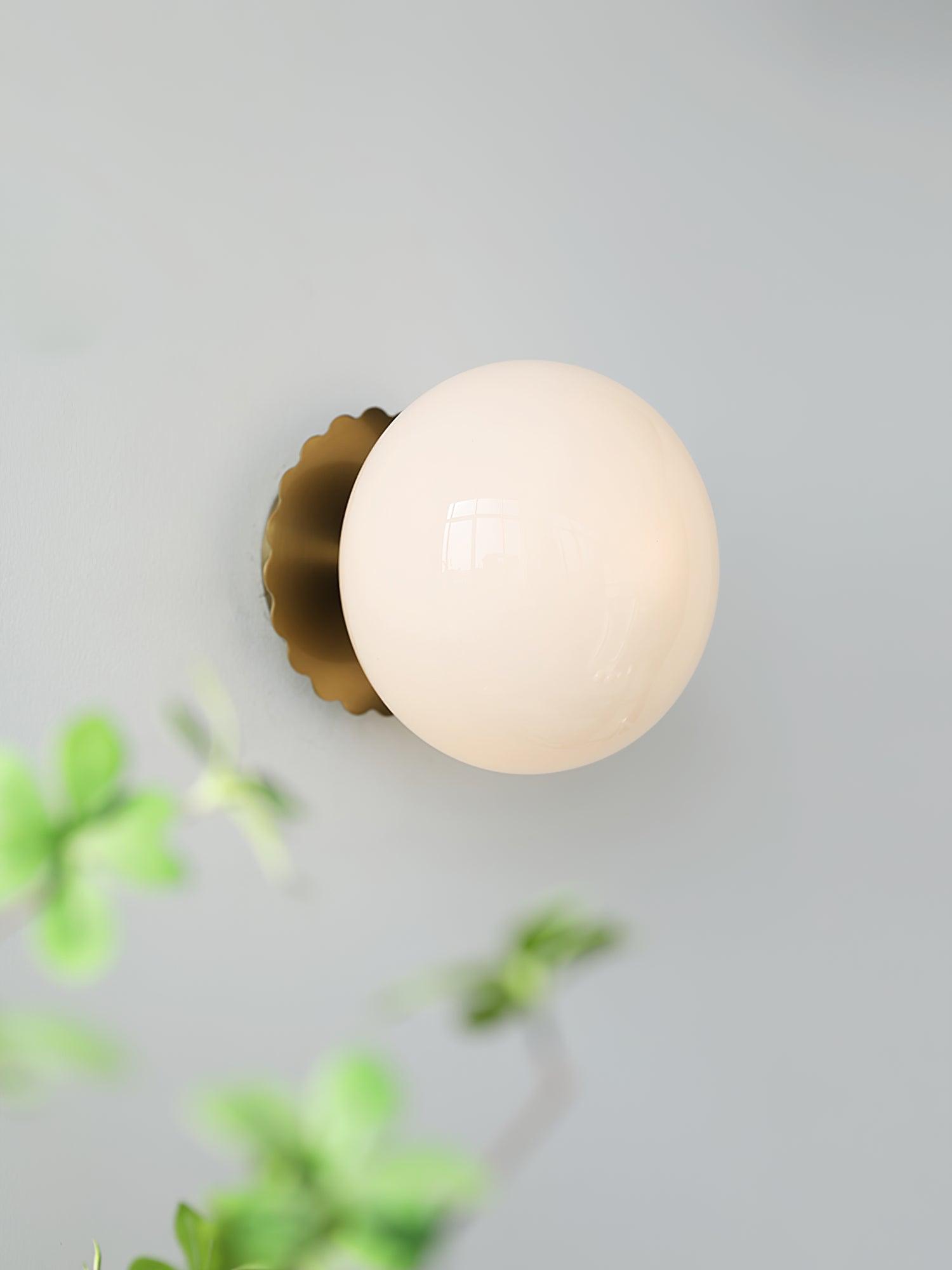 "Moderne vegglampe med rosa glasskjerm og metallramme, gir elegant stil til hjemmet ditt. Perfekt for stue eller soverom."