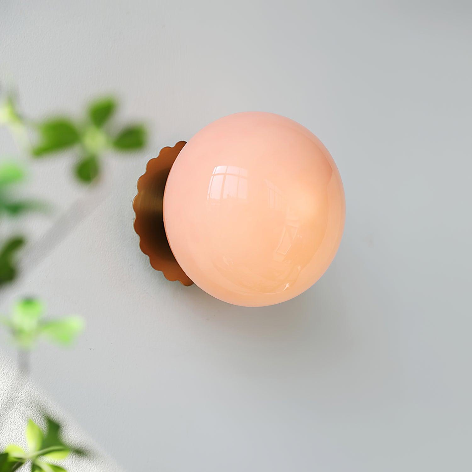 "Moderne vegglampe med rosa glasskjerm og metallramme, gir elegant stil til hjemmet ditt. Perfekt for stue eller soverom."