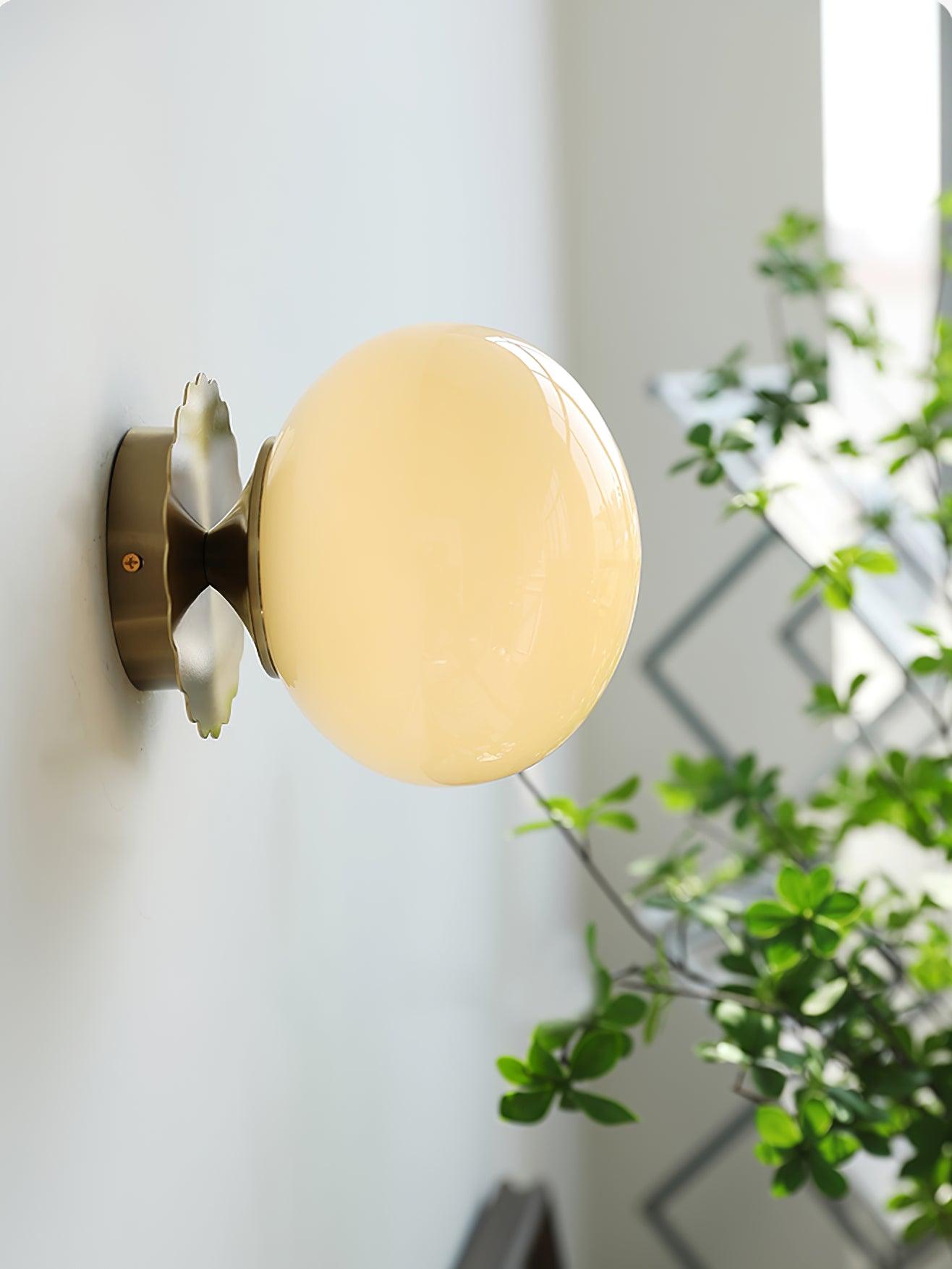 "Moderne vegglampe med rosa glasskjerm og metallramme, gir elegant stil til hjemmet ditt. Perfekt for stue eller soverom."
