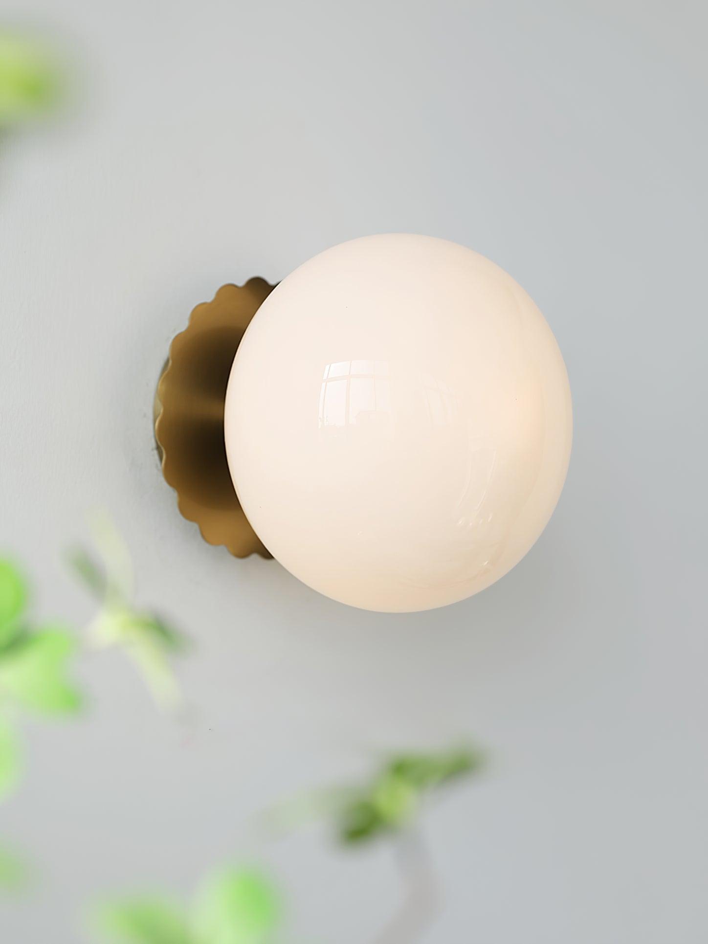 "Moderne vegglampe med rosa glasskjerm og metallramme, gir elegant stil til hjemmet ditt. Perfekt for stue eller soverom."