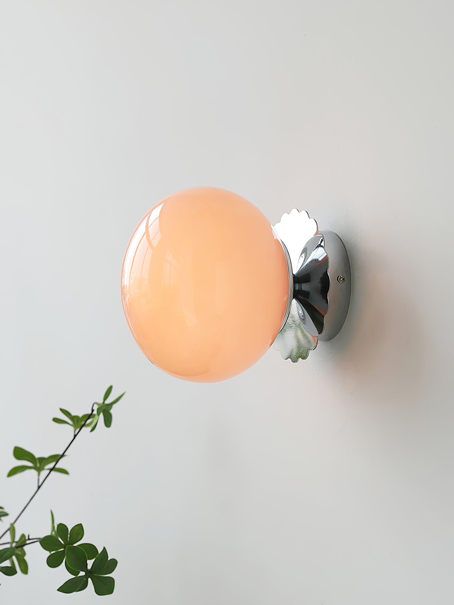 "Moderne vegglampe med rosa glasskjerm og metallramme, gir elegant stil til hjemmet ditt. Perfekt for stue eller soverom."