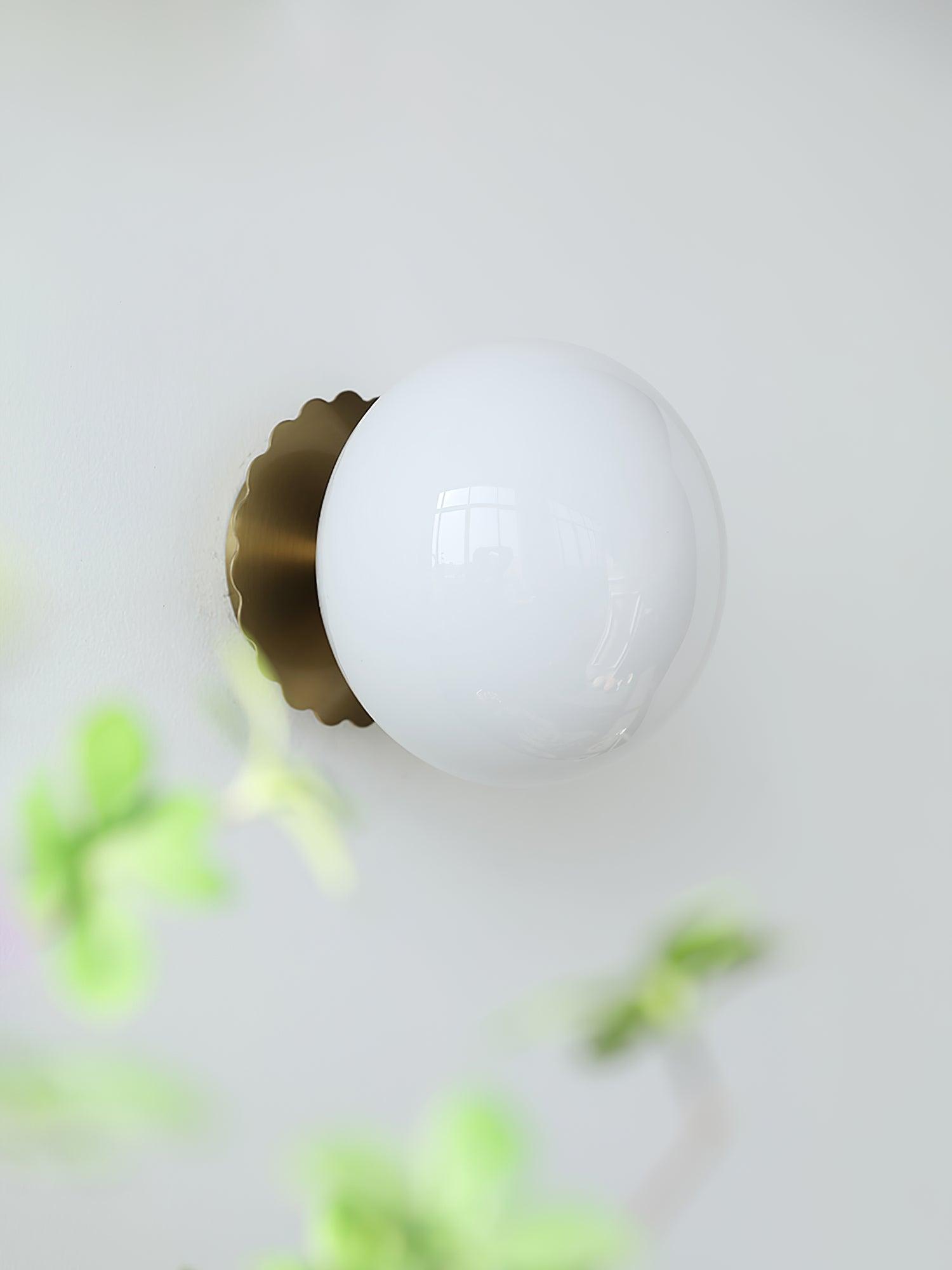 "Moderne vegglampe med rosa glasskjerm og metallramme, gir elegant stil til hjemmet ditt. Perfekt for stue eller soverom."