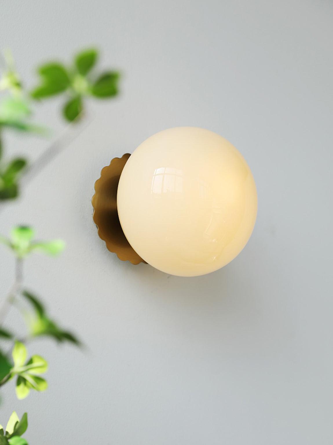 "Moderne vegglampe med rosa glasskjerm og metallramme, gir elegant stil til hjemmet ditt. Perfekt for stue eller soverom."