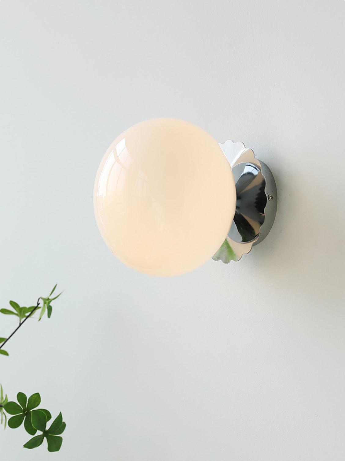 "Moderne vegglampe med rosa glasskjerm og metallramme, gir elegant stil til hjemmet ditt. Perfekt for stue eller soverom."