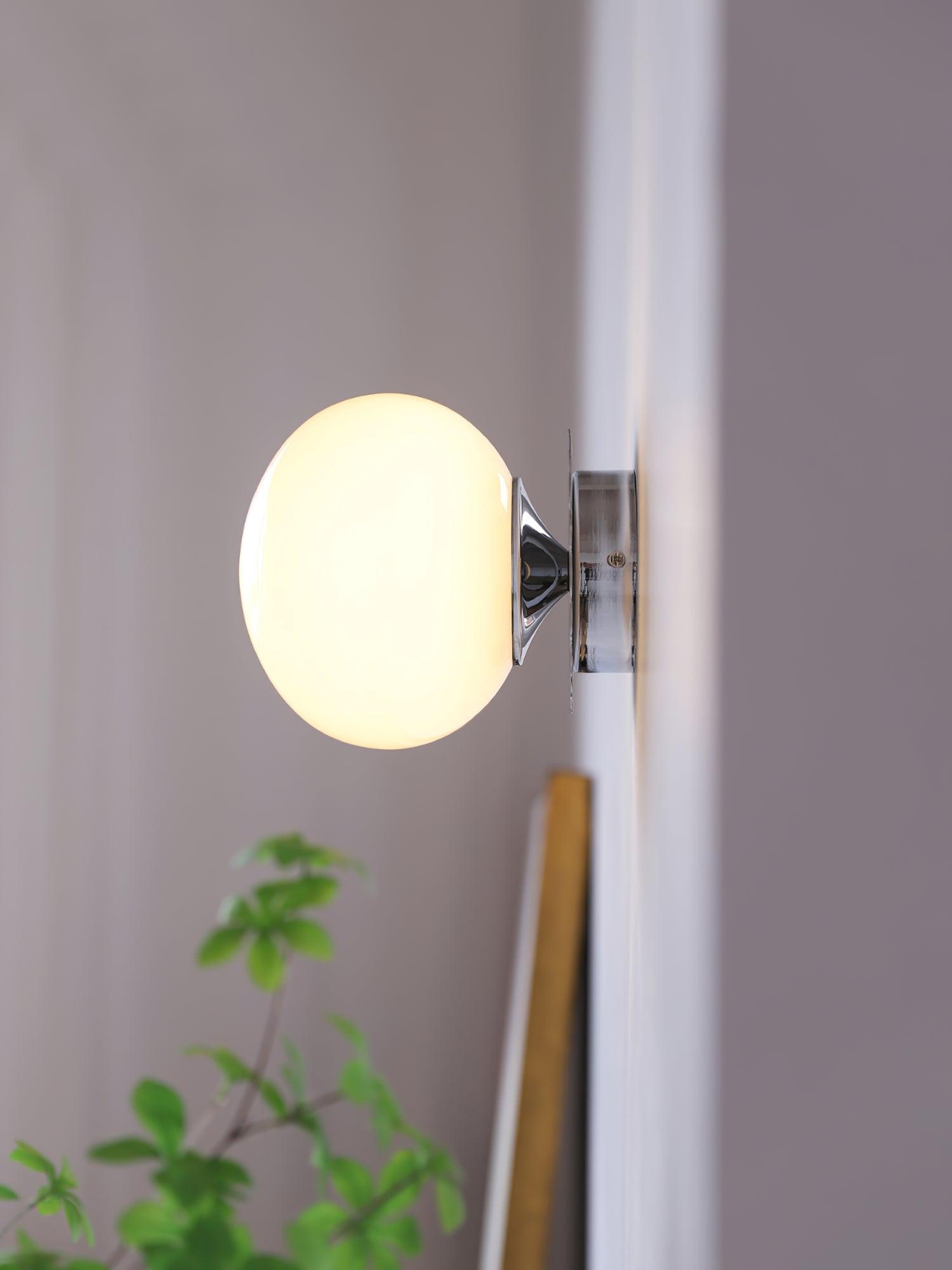 "Moderne vegglampe med rosa glasskjerm og metallramme, gir elegant stil til hjemmet ditt. Perfekt for stue eller soverom."