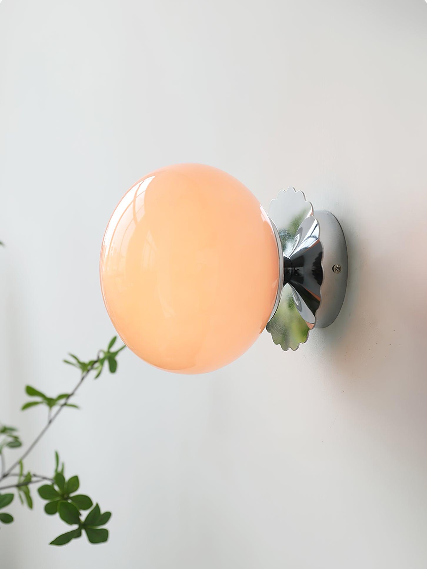 "Moderne vegglampe med rosa glasskjerm og metallramme, gir elegant stil til hjemmet ditt. Perfekt for stue eller soverom."