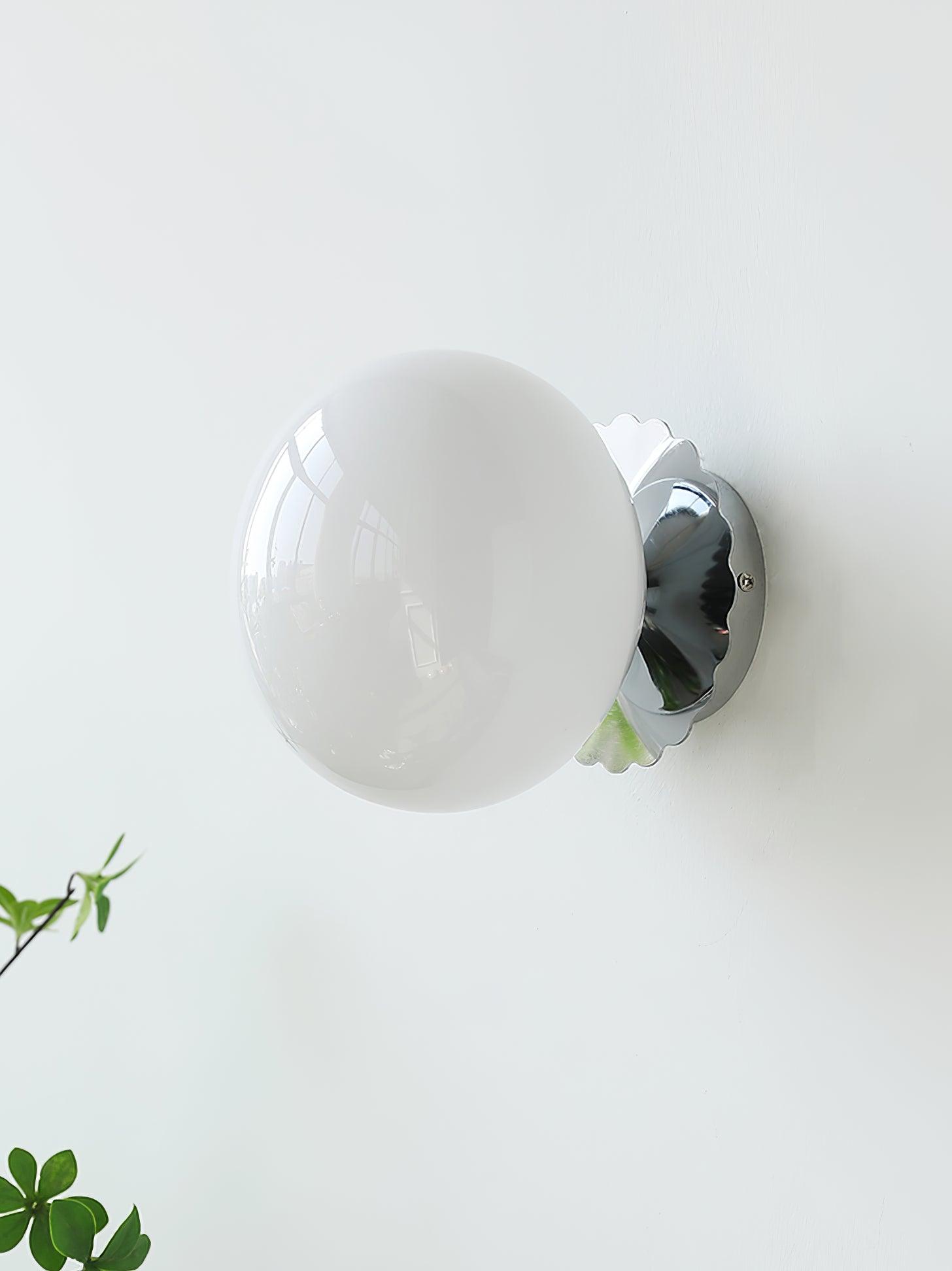 "Moderne vegglampe med rosa glasskjerm og metallramme, gir elegant stil til hjemmet ditt. Perfekt for stue eller soverom."