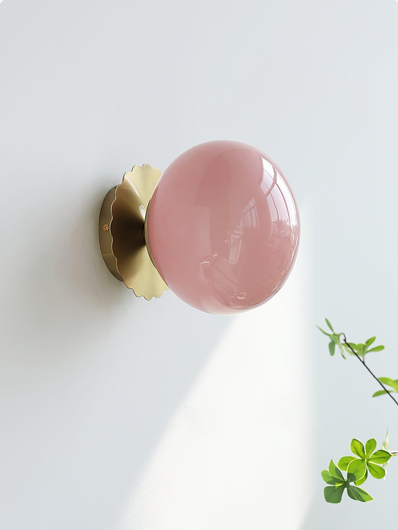 "Moderne vegglampe med rosa glasskjerm og metallramme, gir elegant stil til hjemmet ditt. Perfekt for stue eller soverom."
