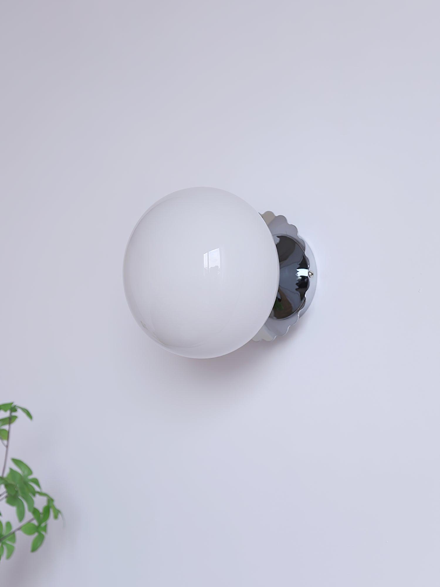 "Moderne vegglampe med rosa glasskjerm og metallramme, gir elegant stil til hjemmet ditt. Perfekt for stue eller soverom."