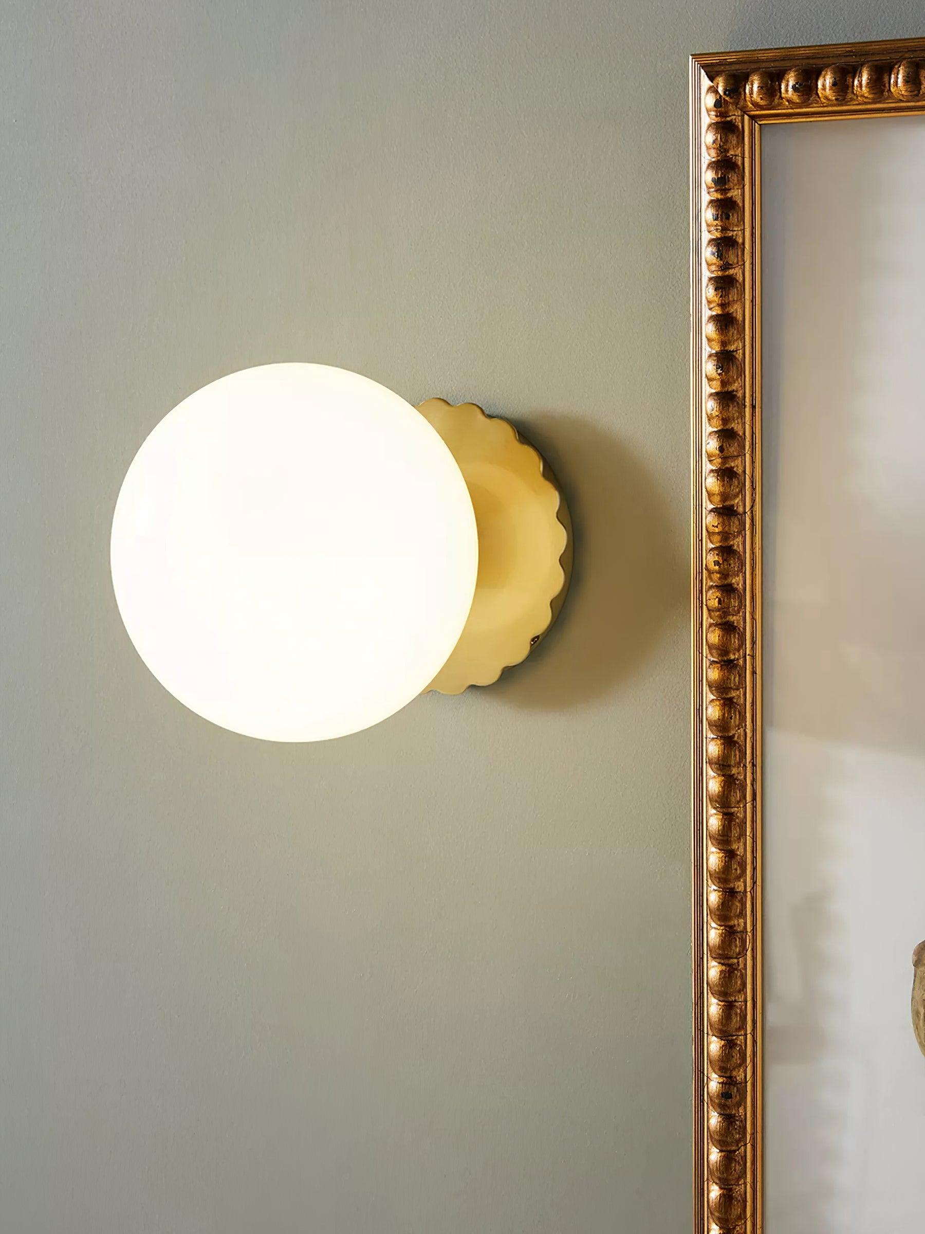 "Moderne vegglampe med rosa glasskjerm og metallramme, gir elegant stil til hjemmet ditt. Perfekt for stue eller soverom."
