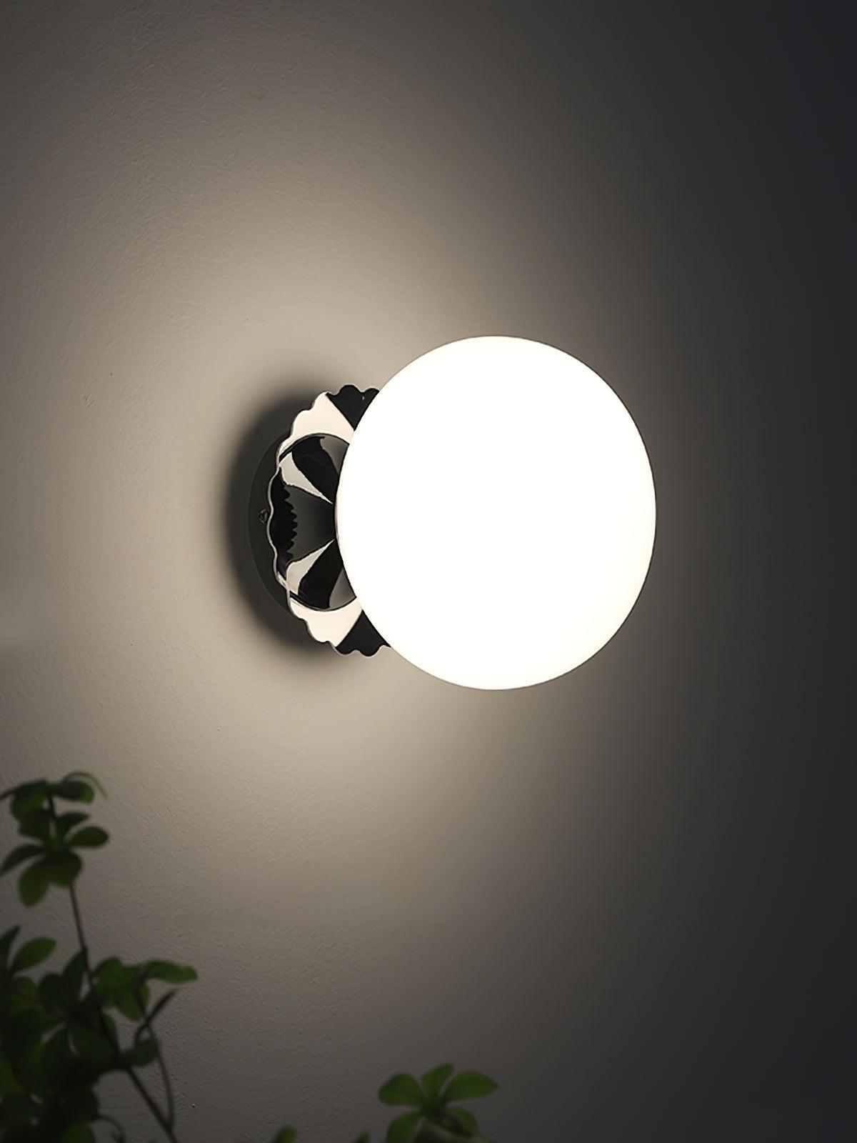 "Moderne vegglampe med rosa glasskjerm og metallramme, gir elegant stil til hjemmet ditt. Perfekt for stue eller soverom."