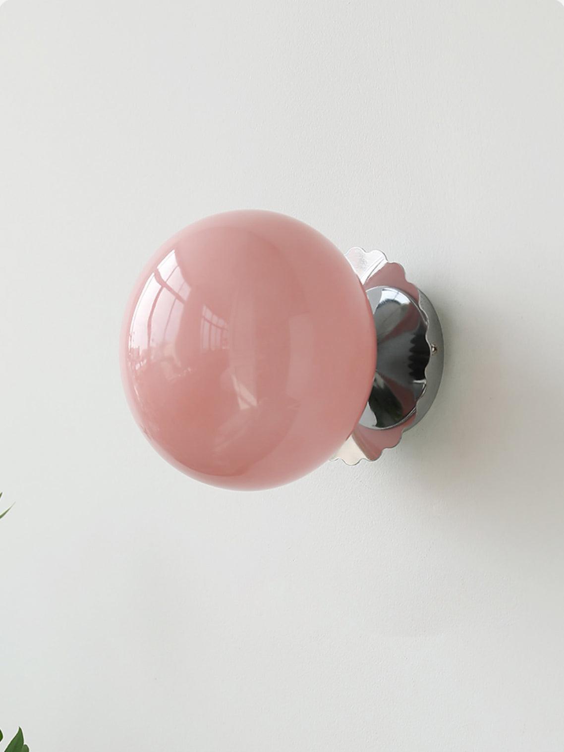 "Moderne vegglampe med rosa glasskjerm og metallramme, gir elegant stil til hjemmet ditt. Perfekt for stue eller soverom."