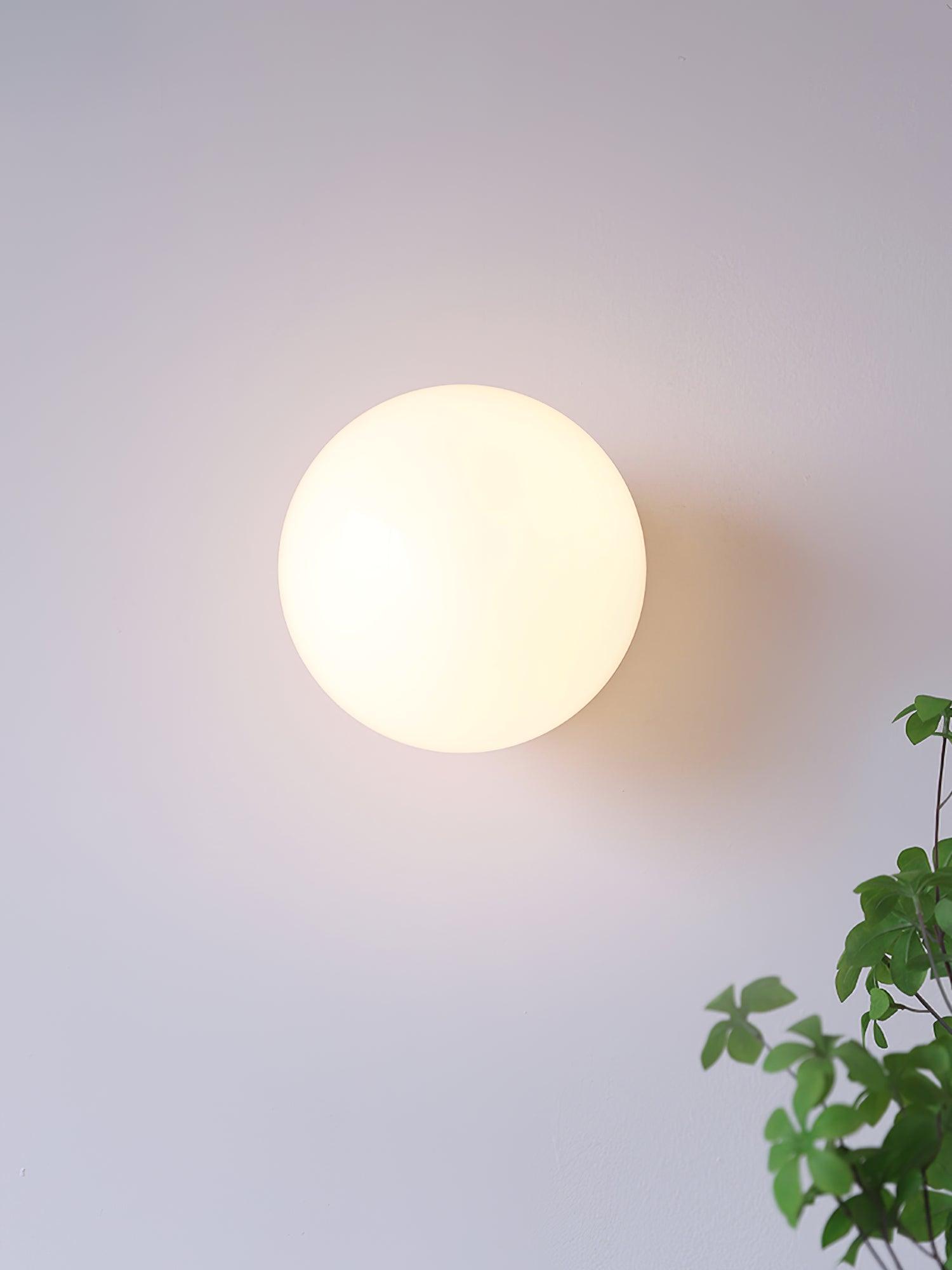 "Moderne vegglampe med rosa glasskjerm og metallramme, gir elegant stil til hjemmet ditt. Perfekt for stue eller soverom."
