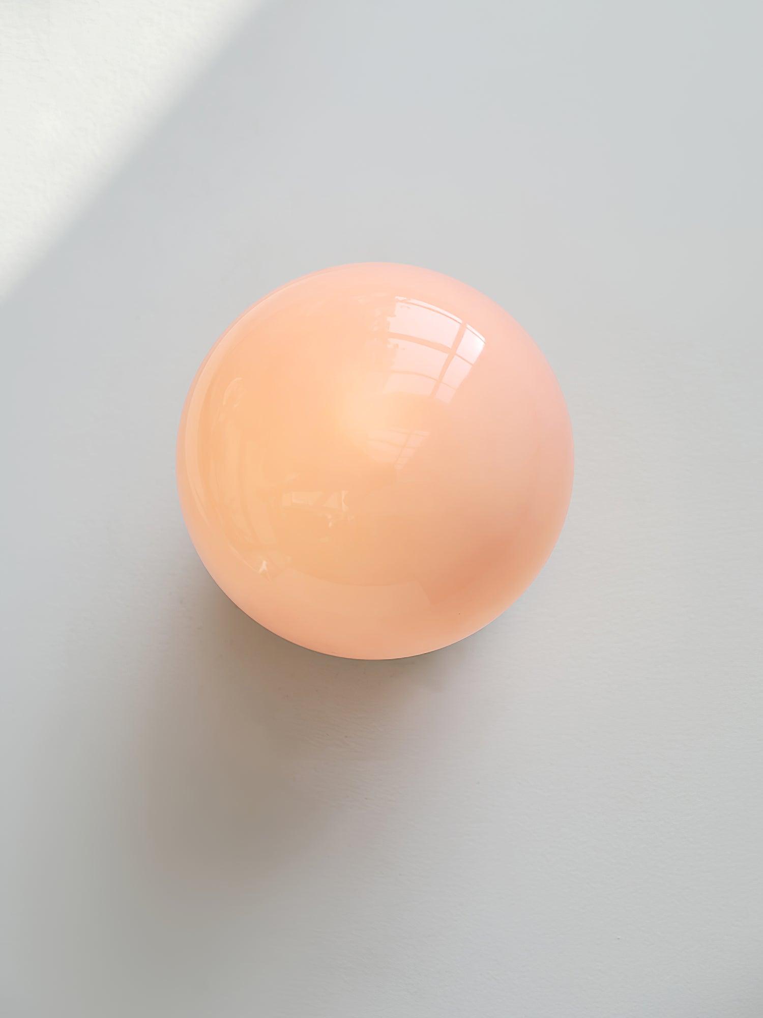 "Moderne vegglampe med rosa glasskjerm og metallramme, gir elegant stil til hjemmet ditt. Perfekt for stue eller soverom."