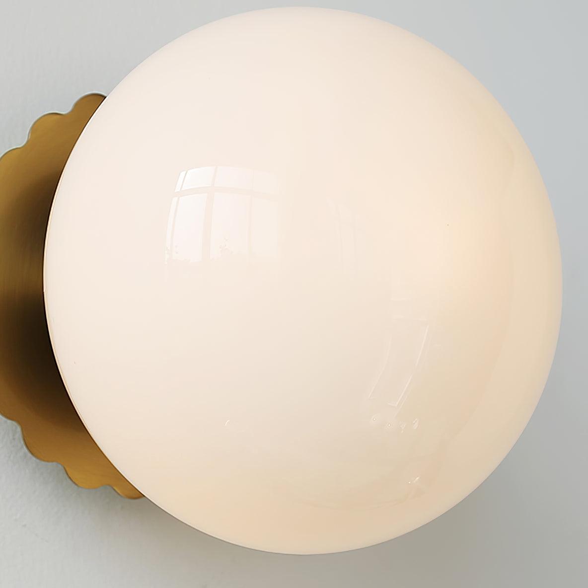 "Moderne vegglampe med rosa glasskjerm og metallramme, gir elegant stil til hjemmet ditt. Perfekt for stue eller soverom."