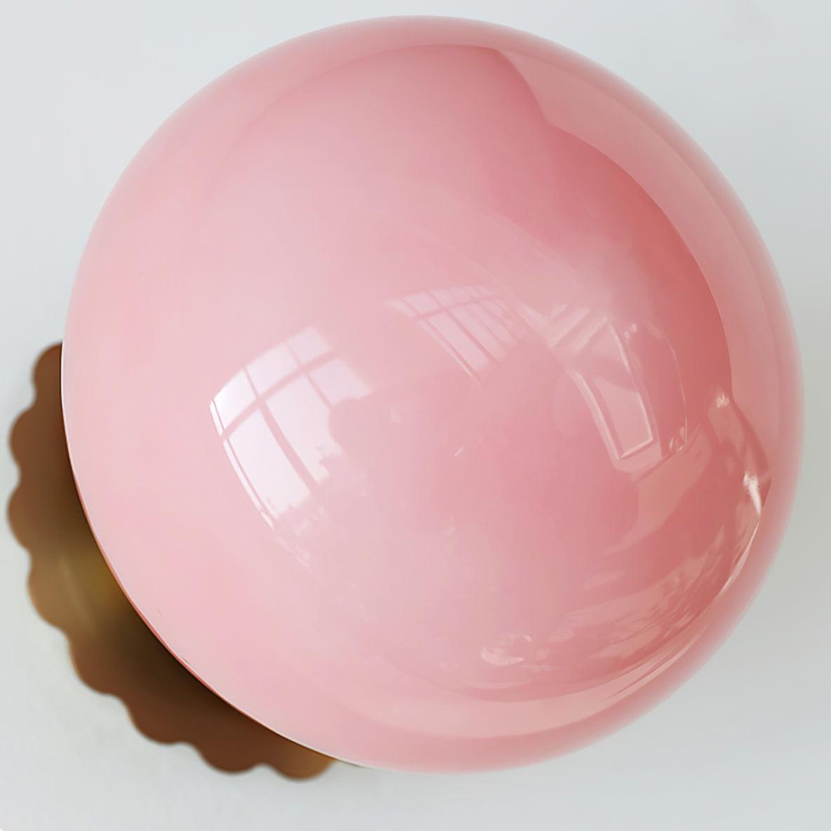 "Moderne vegglampe med rosa glasskjerm og metallramme, gir elegant stil til hjemmet ditt. Perfekt for stue eller soverom."