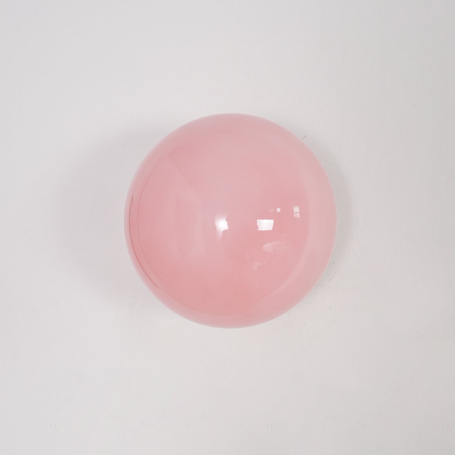 "Moderne vegglampe med rosa glasskjerm og metallramme, gir elegant stil til hjemmet ditt. Perfekt for stue eller soverom."