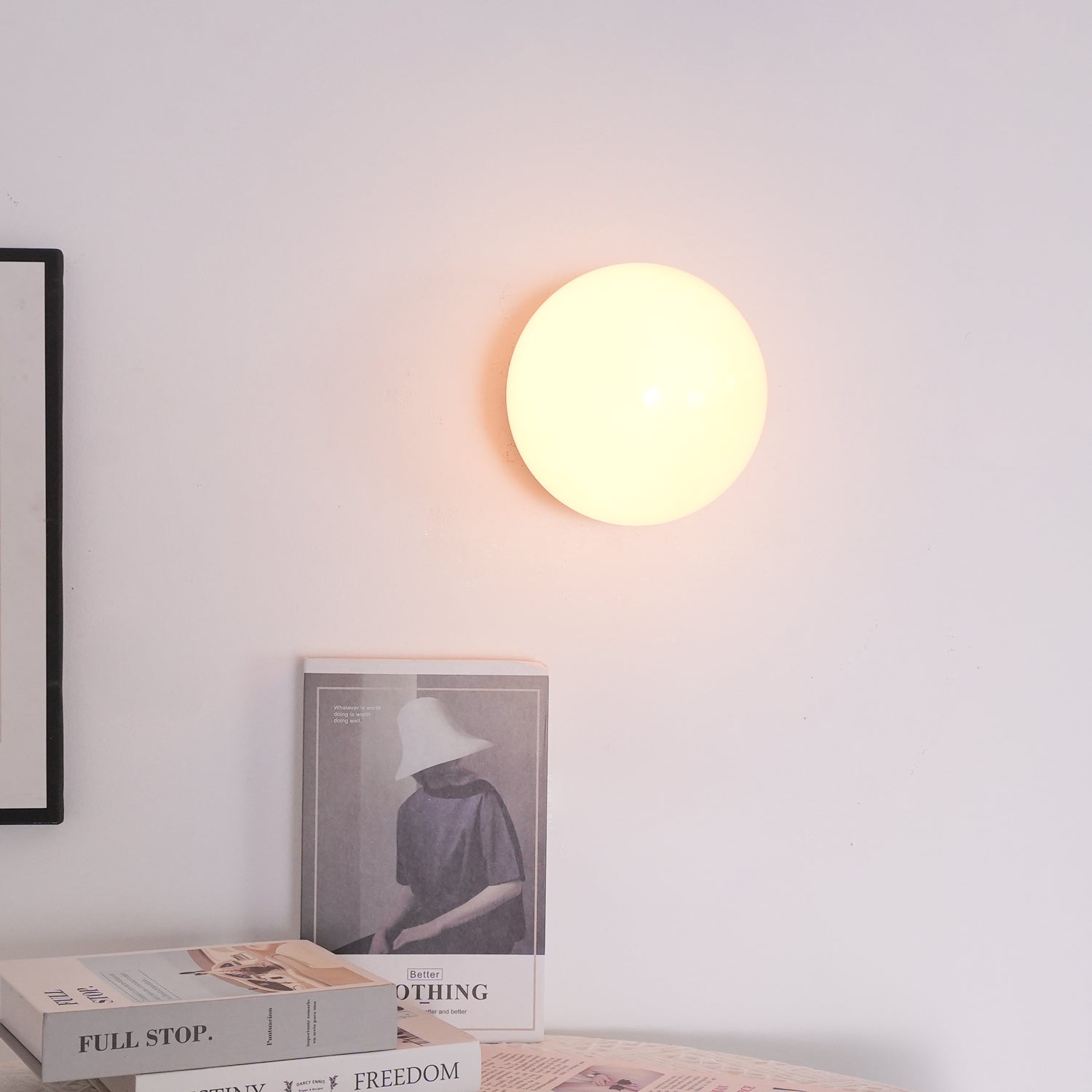 "Moderne vegglampe med rosa glasskjerm og metallramme, gir elegant stil til hjemmet ditt. Perfekt for stue eller soverom."