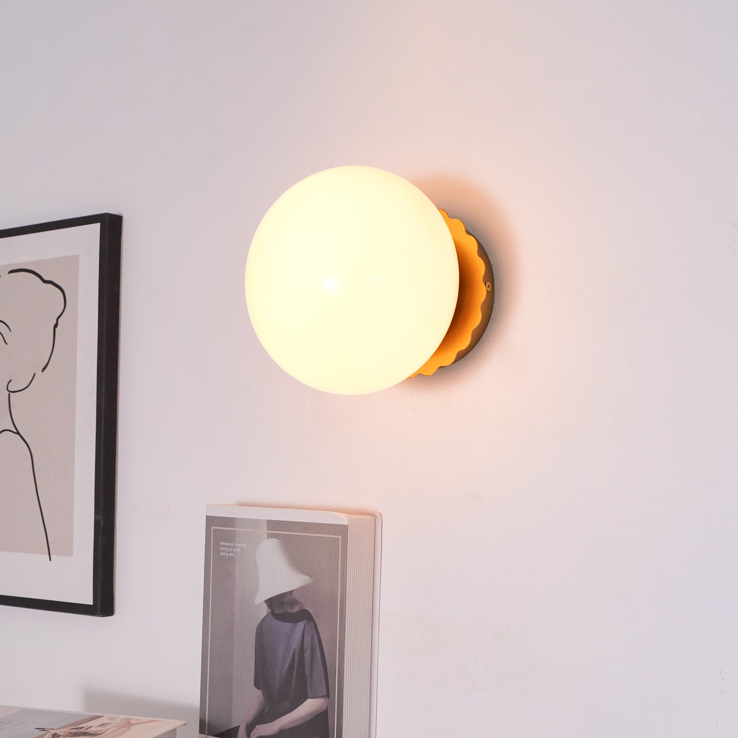 "Moderne vegglampe med rosa glasskjerm og metallramme, gir elegant stil til hjemmet ditt. Perfekt for stue eller soverom."
