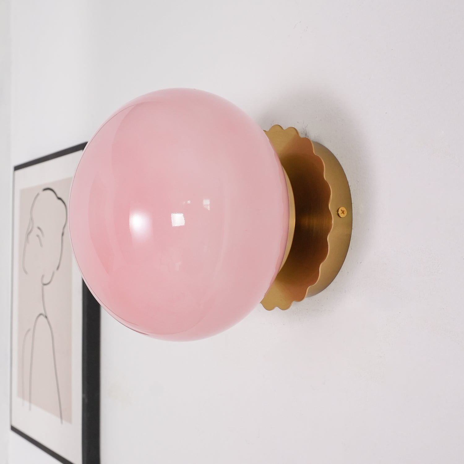 "Moderne vegglampe med rosa glasskjerm og metallramme, gir elegant stil til hjemmet ditt. Perfekt for stue eller soverom."