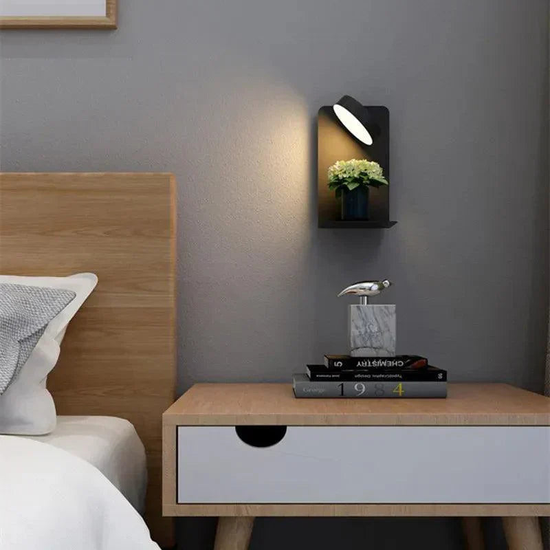 Praktisk vegglampe for lesing med justerbart hode og integrert USB-lader for telefon. Moderne design.