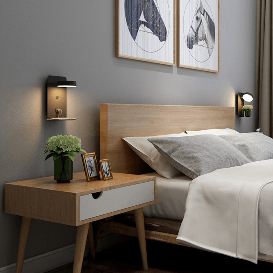 Stilren roterbar vegglampe med LED for komfortabelt leselys. Inkluderer USB-lader; moderne belysning.