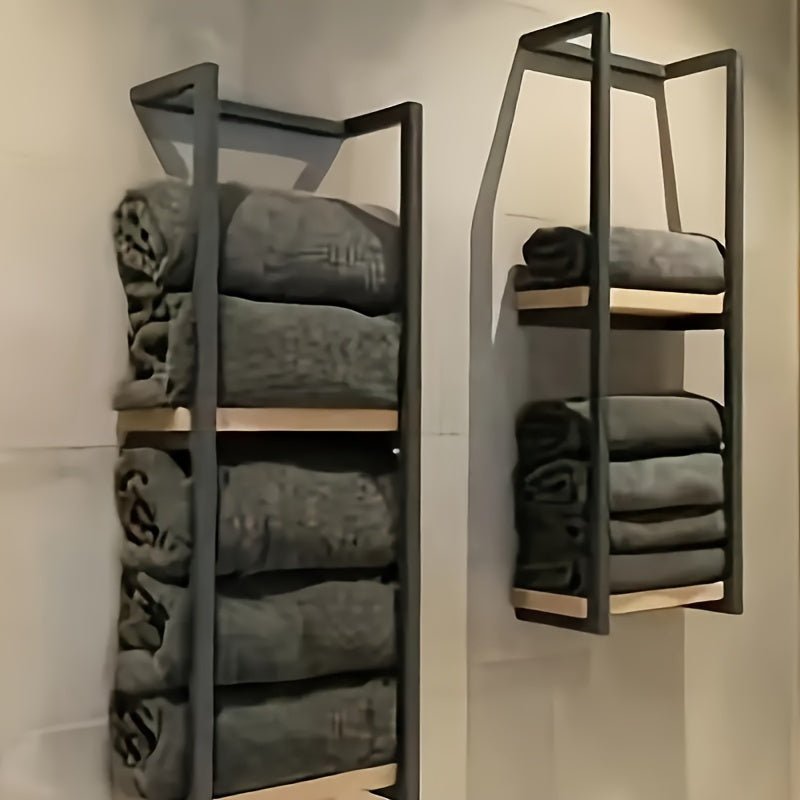 Baderomsoppbevaring: Veggmontert håndkleholder som holder baderommet ryddig og elegant.