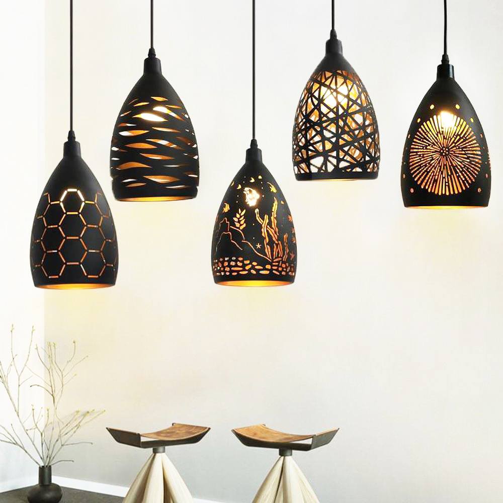 "Mønstret metallpendellampe med justerbar ledning, svart sokkel, lyseffekt gjennom unikt design, taklampe."