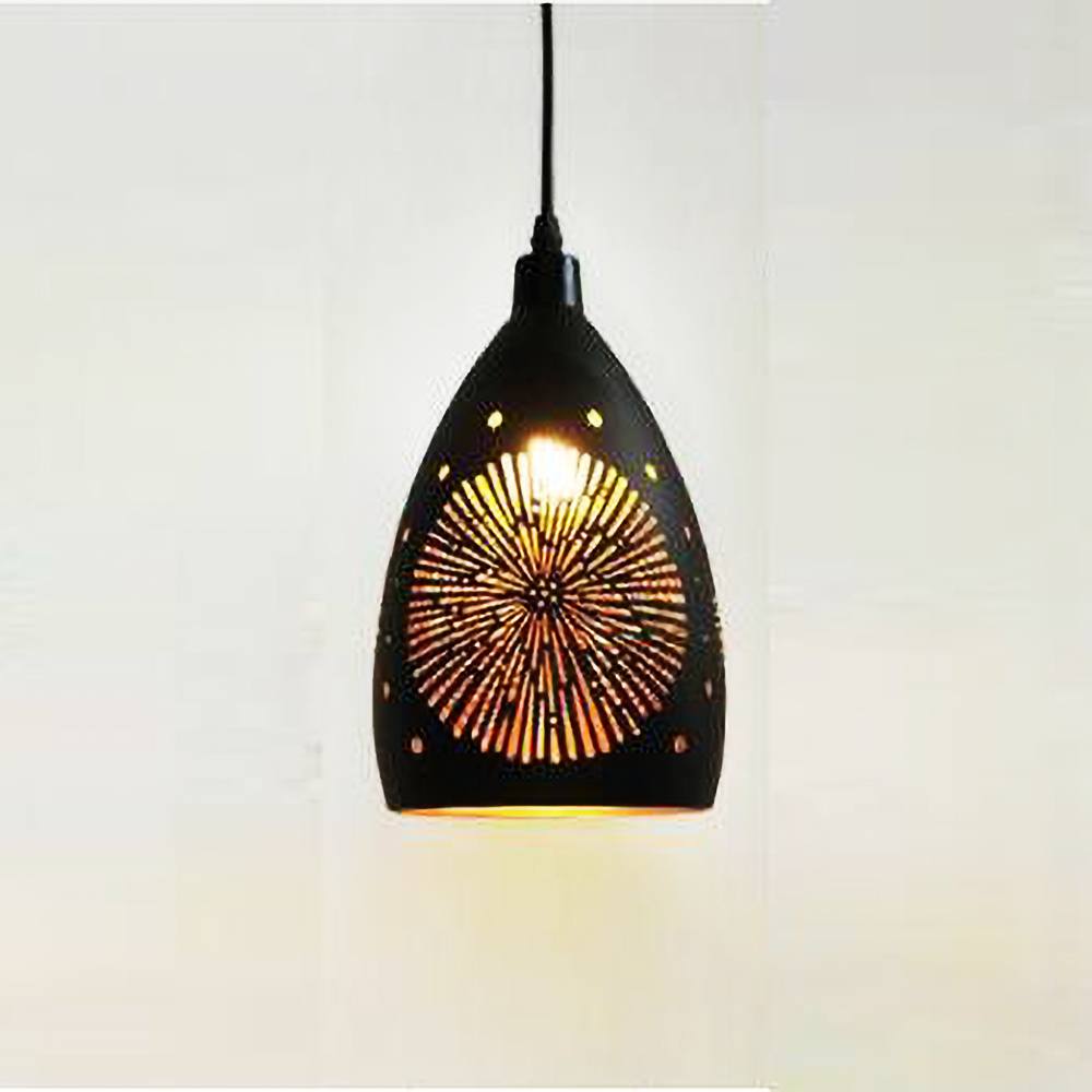 "Mønstret metallpendellampe med justerbar ledning, svart sokkel, lyseffekt gjennom unikt design, taklampe."