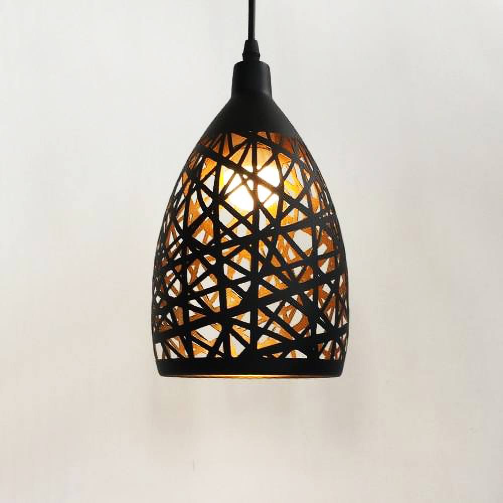 "Mønstret metallpendellampe med justerbar ledning, svart sokkel, lyseffekt gjennom unikt design, taklampe."