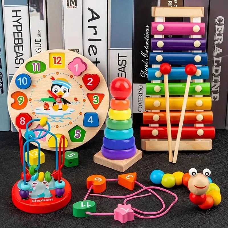 Nærbilde av Montessori læringsleketøy, viser stableklosser og perlekuler for finmotorikk