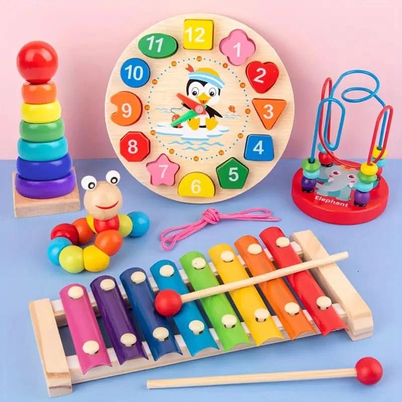 Glad baby som leker med Montessori 5-i-1 babyleke i tre, fremmer kreativ utvikling