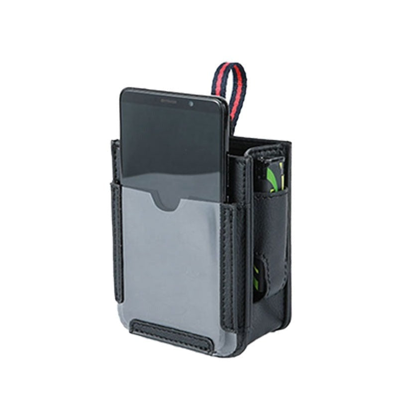 Billommeveske fylt med telefon, lommebok og penner. Smart bilorganisering holder alt på plass.