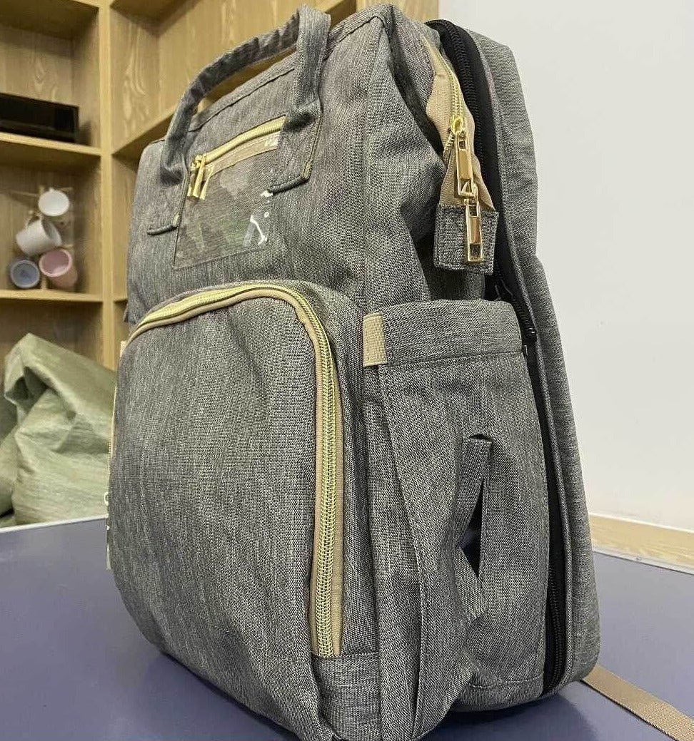 En forelder bærer ryggsekken på ryggen, viser ergonomisk design og komfort for reiser og daglig bruk.