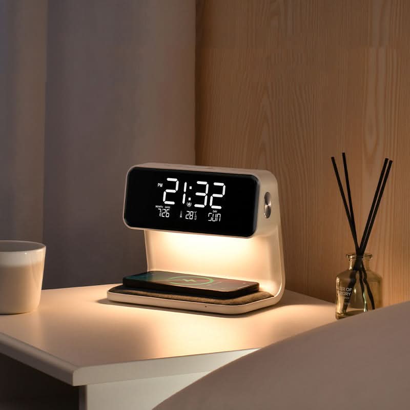 Multifunksjonell nattbordslampe med trådløs lader, dimmbar LED-belysning og integrert vekkerklokke, moderne design.